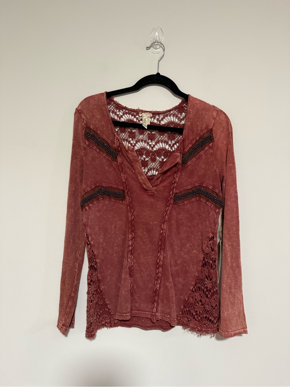 Gimmicks by Buckle Boho Lace Trim Beaded Distressed Top Size Small NWT
